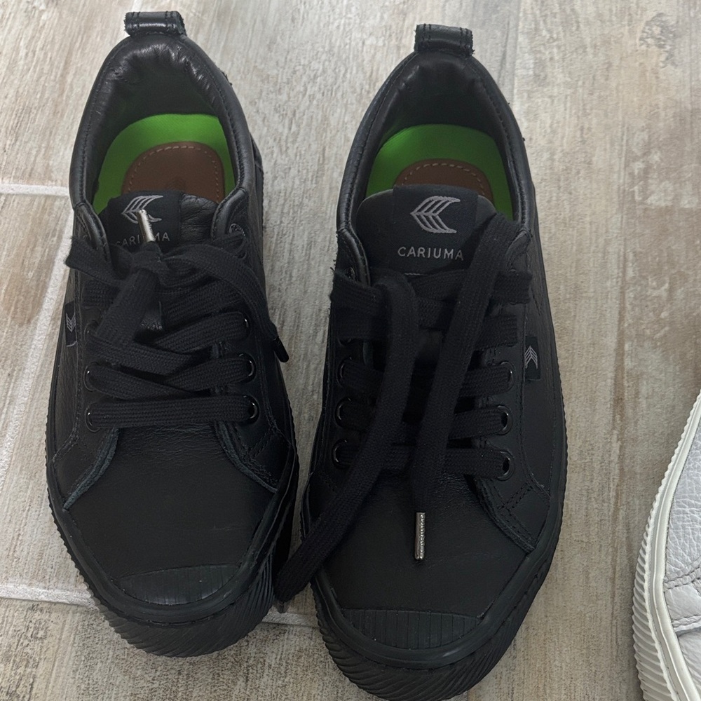Cariuma Black Low-Top Sneakers